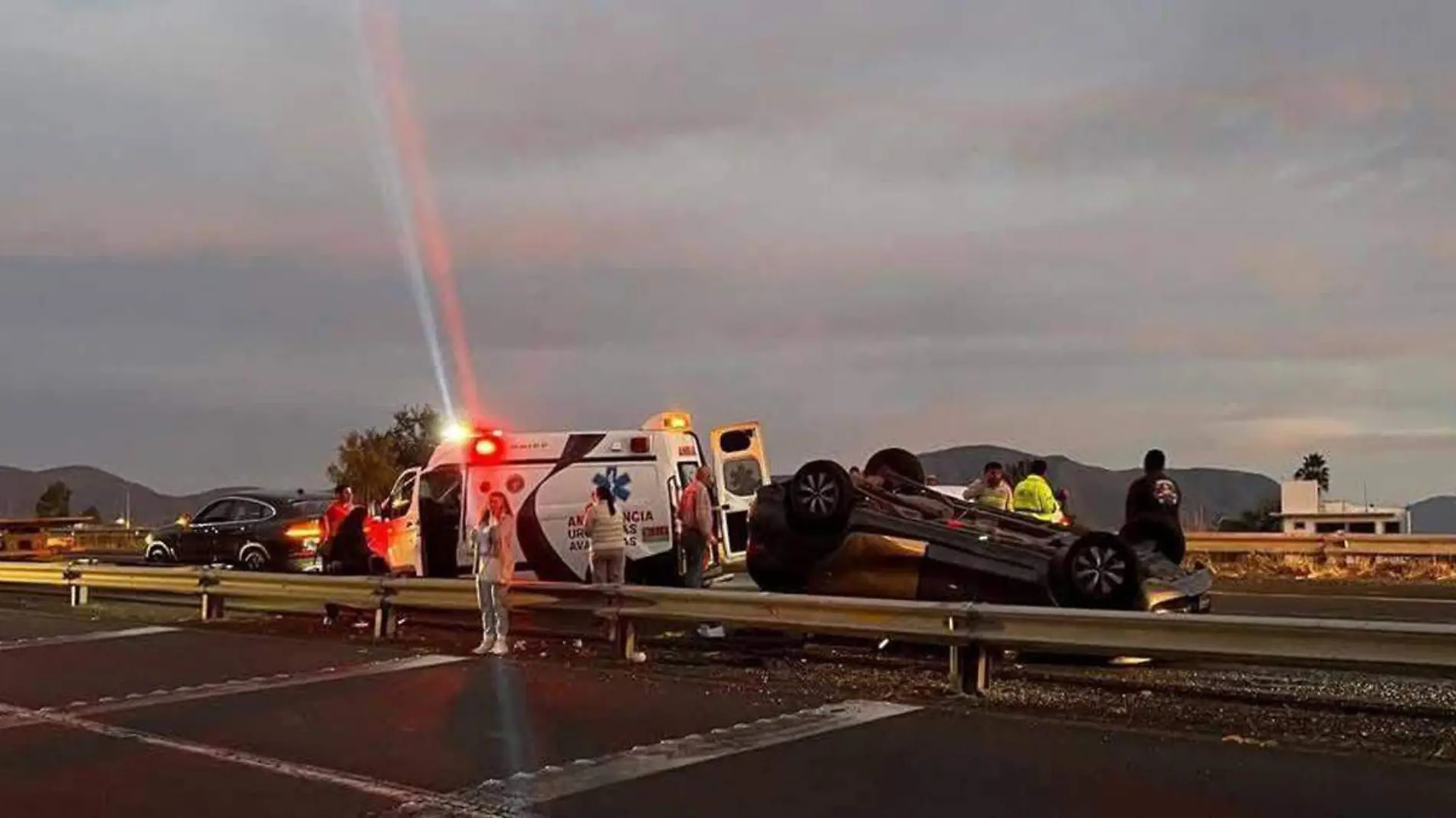 Un vehículo pirata que operaba en Izúcar de Matamoros terminó volcado a unos kilómetros de la caseta de cobro de la autopista Vía Atlixcáyotl